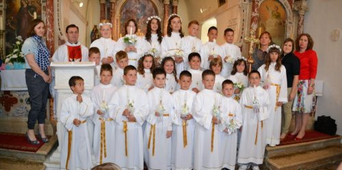 Prvopričesnici s župnikom, vjeroučiteljicama i učiteljicom